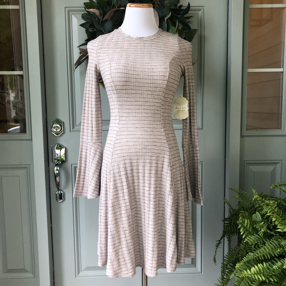 NWT Altar’d State Bell Sleeved Dress - Picture 3 of 7